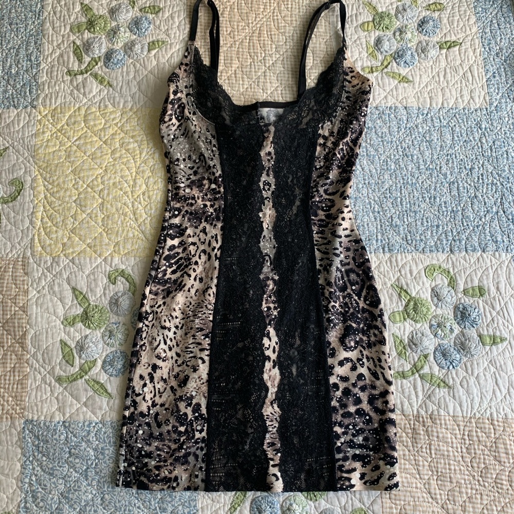 VS So Curvaceous Leopard Shaping Slip - Picture 2 of 8